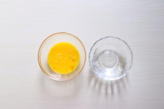 鸡蛋搅拌均匀，提前准备好鸡蛋的1.5倍温水