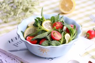 特别健康又营养的低脂冰草沙拉就完成了，冰草脆脆的口感十分喜欢。看个人喜好还可以添加沙拉酱或者千岛酱哦！