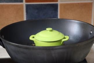 盖住蛋碗，上锅大火烧开中火蒸大约8分钟