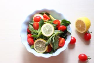 圣女果对半切开