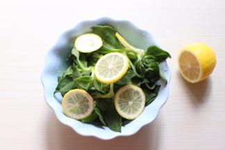 冰草手撕小段，柠檬切5片摆上