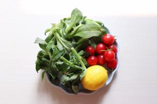 食材准备：冰草、洗净的圣女果、柠檬