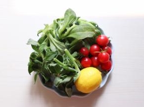 食材准备：冰草、洗净的圣女果、柠檬