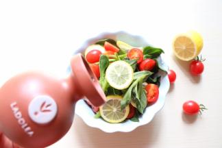 淋上半汤匙希腊原装进口的葡萄甜果醋