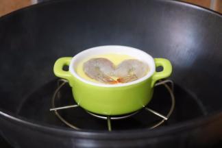 蛋液表面凝固时取出摆上虾仁继续蒸5分钟即可！