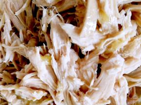 鸡肉撕开，成鸡丝