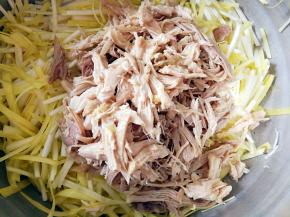 把鸡丝放在韭黄里面