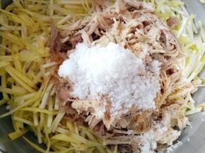 加生抽，老抽，盐，糖和一点油拌均匀（按自己口味调整）