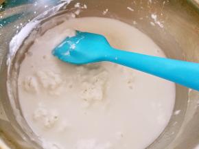 做浆糊的面粉放一点清水，在炉子上烧开，用刮刀翻拌均匀（面糊稀一点比较好）