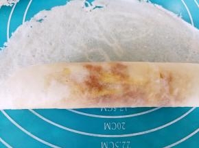 卷起来，把馅料包住