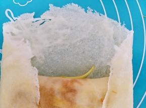 两面和四周抹上浆糊