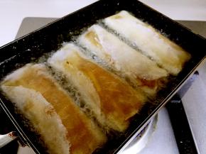 油锅钱到八分热，把春卷放进去，炸至两面金黄