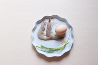 食材准备：白虾2只、鸡蛋1枚、葱2根
