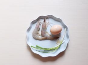 食材准备：白虾2只、鸡蛋1枚、葱2根