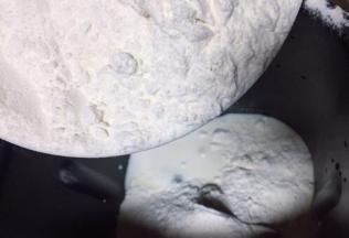 准备所需食材，糖，奶用量杯计量，面粉称重备用，把材料除了黄油外，都放入面包桶，顺序为牛奶、鸡蛋、糖和盐对角放，然后放面粉，酵母挖个坑放在里面再盖上