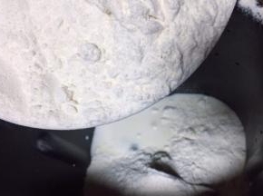 准备所需食材，糖，奶用量杯计量，面粉称重备用，把材料除了黄油外，都放入面包桶，顺序为牛奶、鸡蛋、糖和盐对角放，然后放面粉，酵母挖个坑放在里面再盖上