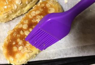 烤好后在面包表皮刷上一层玉米油