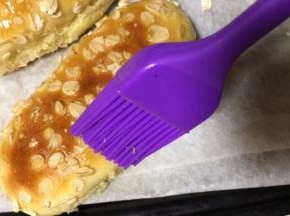 烤好后在面包表皮刷上一层玉米油