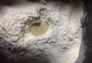 准备所需食材，糖，奶用量杯计量，面粉称重备用，把材料除了黄油外，都放入面包桶，顺序为牛奶、鸡蛋、糖和盐对角放，然后放面粉，酵母挖个坑放在里面再盖上