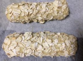 面包胚表面已经沾满了燕麦片，放在温暖的地方发酵