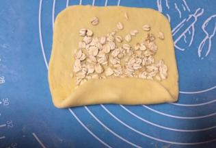 由下向上卷起，两侧捏紧收口