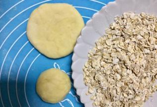 燕麦片装在平盘子里