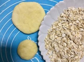 燕麦片装在平盘子里
