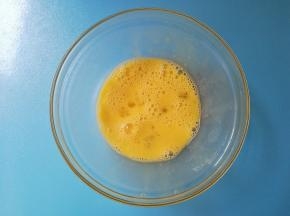 鸡蛋磕开打散均匀