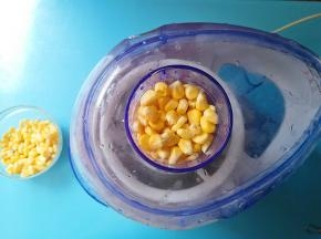 玉米粒放入辅食机，开启榨汁模式，汁渣分离