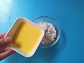 将玉米汁倒入面粉里