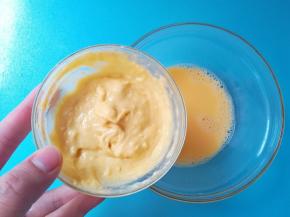 再把搅拌好的玉米糊倒入蛋液里搅拌均匀至无颗粒状态