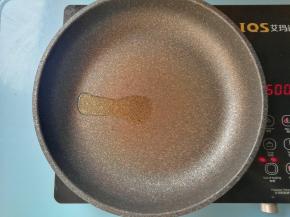 起锅倒入黑芝麻牛油果油