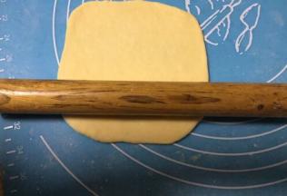 将醒好的面团用擀面杖擀成片