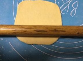 将醒好的面团用擀面杖擀成片