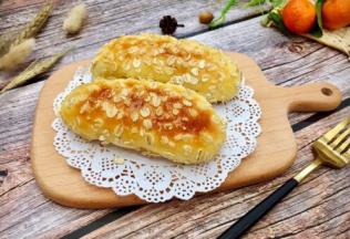 新鲜出炉，香喷喷，加了燕麦片的面包像极了海参，营养更丰富，早餐再来一杯牛奶就妥妥的啦！