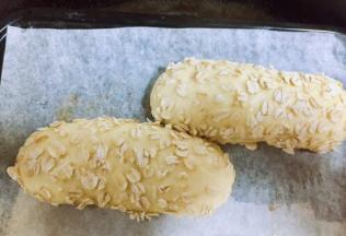 发酵至两倍大后放入中层，烤箱上下火160度18分钟，中途需要上色满意后需要加盖锡箔纸，以免表皮烤焦