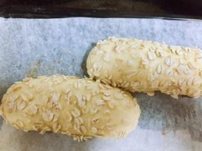发酵至两倍大后放入中层，烤箱上下火160度18分钟，中途需要上色满意后需要加盖锡箔纸，以免表皮烤焦