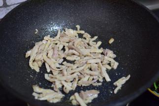 锅中加油，大火将油烧至七成热（七成热就是表面有青烟大量上升时），加入腌制好的肉丝，快速翻炒至肉丝发白，盛出备用