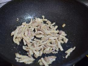 锅中加油，大火将油烧至七成热（七成热就是表面有青烟大量上升时），加入腌制好的肉丝，快速翻炒至肉丝发白，盛出备用
