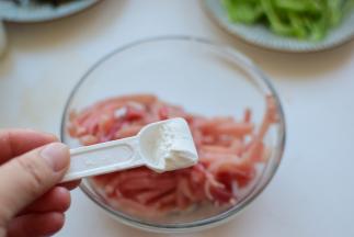 猪肉丝加入盐、料酒、淀粉，抓匀，腌制10分钟，锅内加清水，大火烧开，胡萝卜、木耳、尖椒用开水焯一下，捞出备用