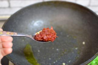 锅底油，加豆瓣酱炒出红油