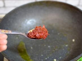 锅底油，加豆瓣酱炒出红油