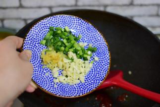 再加入葱姜蒜末，炒香