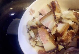 中火，放入腊肉稍炒一下