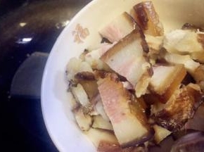 中火，放入腊肉稍炒一下