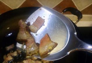 待腊肉爆出油，稍起卷，肥肉处呈透明状