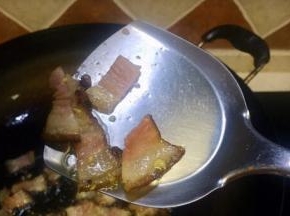 待腊肉爆出油，稍起卷，肥肉处呈透明状