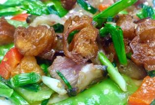 油条腊香酥脆，腊肉蒜香糯滋滋，突然觉得腊肉油条是如此般配有没有惊艳到你