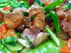 油条腊香酥脆，腊肉蒜香糯滋滋，突然觉得腊肉油条是如此般配有没有惊艳到你