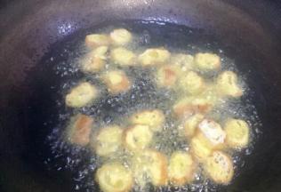 大火锅里倒入稍多些油量，把油条回锅再油炸一次